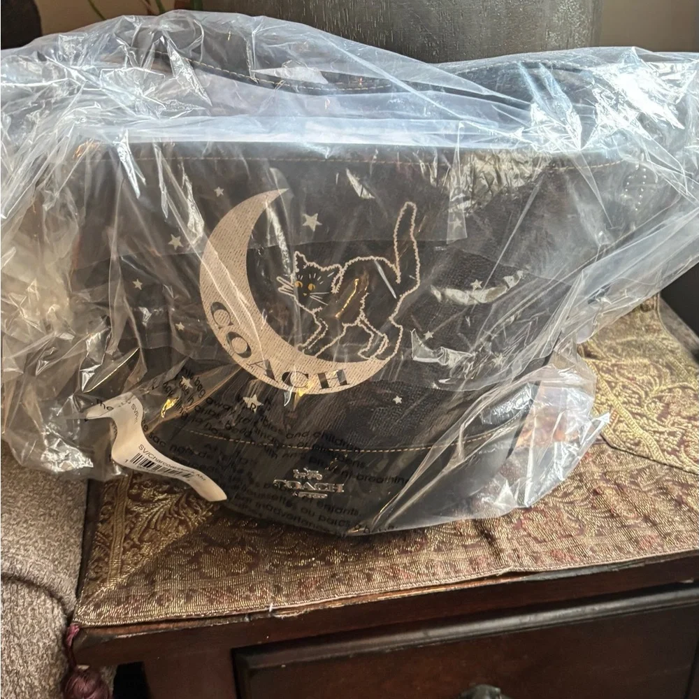 Authentic Coach Signature/Smooth leather w Celestial Cat Design bucket shoulder - Picture 8 of 15